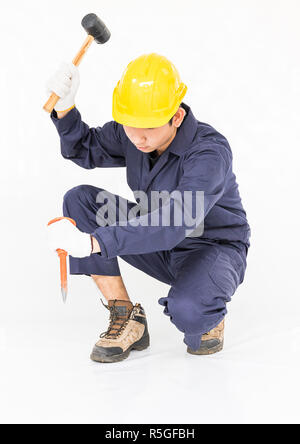 Man tenere il martello e scalpello a freddo su bianco Foto Stock