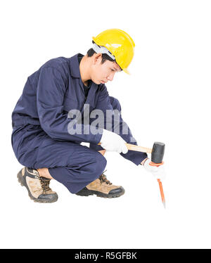 Man tenere il martello e scalpello a freddo su bianco Foto Stock