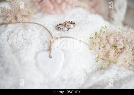 Romantico ancora in vita con gli anelli di nozze Foto Stock