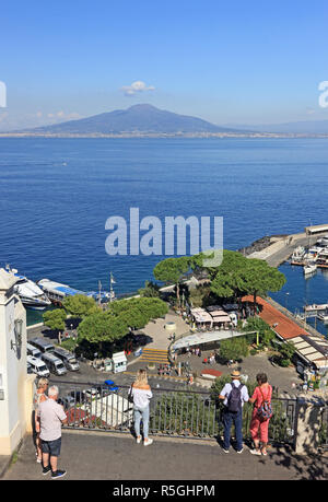 I turisti guardano da Sorrento attraverso la baia di Napoli verso il Monte Vesuvio Foto Stock