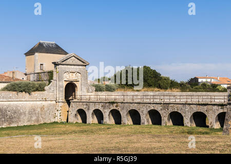 Saint-Martin-de-Re, Francia. La Porte des Campani, fossato e fortificazioni all'ingresso della città vecchia, un sito del Patrimonio mondiale dal 2008 Foto Stock