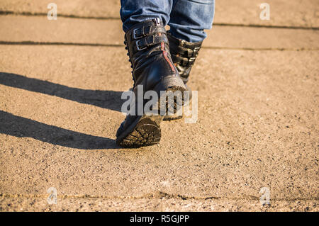 Gambe femmina in alta stivali neri camminare per la strada Foto Stock