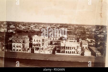 Fotografia di Calcutta. Bayley collezione: Album di varie viste indiano. 7 & 8. Chowringhee'. La stampa è attualmente inquadrata e memorizzati separatamente dall'album. Aspetti negativi sono numerate da B.12464-12472. Questo punto di vista sembra essere stato mostrato al 1862 mostra del Bengala Photographic Society: 'il nostro vecchio amico onorevole Rowe, non ha contribuito a molte immagini, ma in quelli che egli ha inviato vi è un marcato miglioramento...Il panorama di Calcutta è una fotografia, ma la mancanza di vita in movimento in modo esteso uno spazio affollato di case è sentita in guardando questa immagine." [Panorama di Cal Foto Stock