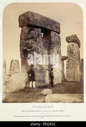 Stonehenge. I piani e le fotografie di Stonehenge e di Turusa. Southampton, 1867. Stonehenge. Trilithons (B e C) dal sud ovest. Immagine presa da piani e fotografie di Stonehenge e di Turusachan nell'isola di Lewis; con note relative ai druidi ecc.. Originariamente pubblicato/prodotto in Southampton, 1867. . Fonte: 10351.i.2, la piastra 6. Lingua: Inglese. Foto Stock