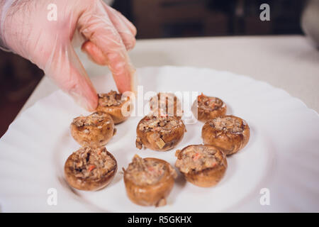 Funghi saltati con peperoni e erbe white Foto Stock