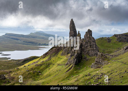 Formazione di roccia vecchio uomo di Storr con cielo nuvoloso, Isola di Skye in Scozia, Gran Bretagna Foto Stock