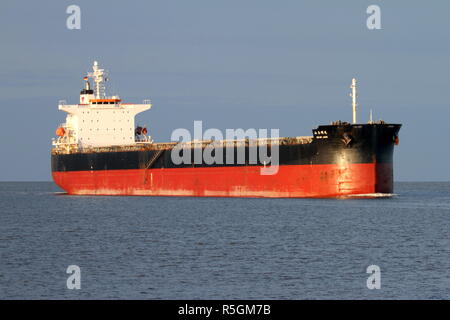 Il bulk carrier KM MT Jade superato il 29 dicembre 2014 Cuxhaven e continua ad Amburgo. Foto Stock