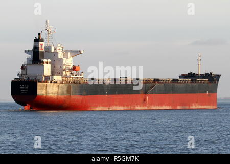 Il bulk carrier KM MT Jade superato il 29 dicembre 2014 Cuxhaven e continua ad Amburgo. Foto Stock