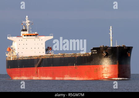 Il bulk carrier KM MT Jade superato il 29 dicembre 2014 Cuxhaven e continua ad Amburgo. Foto Stock