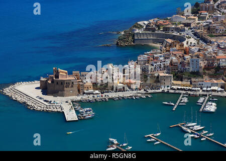 Vista del castello e del porto, Castellammare del Golfo e Trapani, Sicilia, Italia Foto Stock