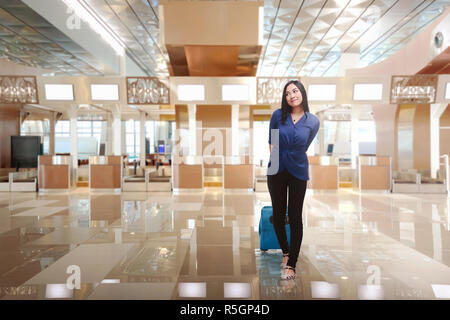 Traveler donna asiatica con la valigia rilassata Foto Stock