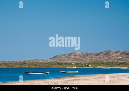 Canoe galleggianti su acque calme sotto il bel cielo azzurro Foto Stock