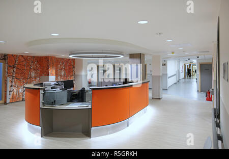 La reception centrale e area di attesa nel nuovo dipartimento di emergenza a Croydon University Hospital di Londra, Regno Unito, aperto a Dicembre 2018 Foto Stock