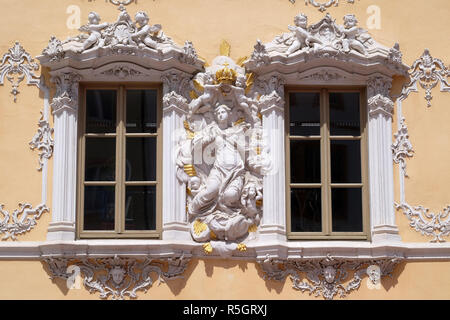 Vergine Maria, casa del falco, il miglior stile Rococò edificio in Wurzburg, Germania Foto Stock