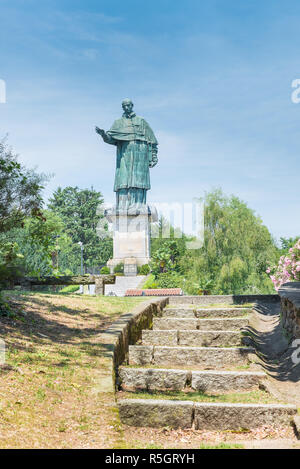 Statua in rame, una delle statue più alte del mondo. Arona, Lago Maggiore, Italia. Sancarlone o il colosso di San Carlo Borromeo (XVII secolo). Foto Stock