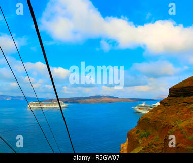 La vista sul mare dal villaggio di Oia di Santorini isola in Grecia Foto Stock