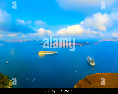 La vista sul mare dal villaggio di Oia di Santorini isola in Grecia Foto Stock