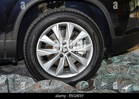 La ruota anteriore dell'auto marche sede vicino a un centro commerciale, Kings Avenue Mall, Paphos, Cipro, Giugno 2017 Foto Stock