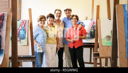 Ritratto di gruppo di persone anziane a sorridere a scuola di arte Foto Stock