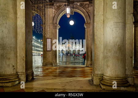 Vista con la cornice di Piazza San Marco di notte allagata con la riflessione a Venezia, Italia il 27 novembre 2018 Foto Stock