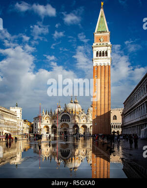 Piazza San Marco allagata con la riflessione a Venezia, Italia il 27 novembre 2018 Foto Stock
