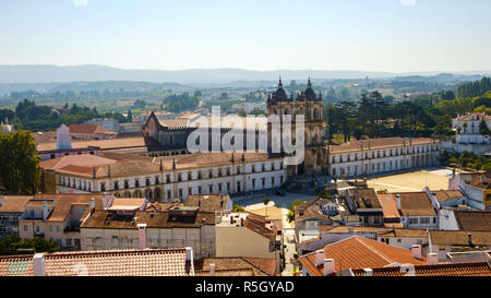 Alcobaca, Portogallo - 22 Settembre 2018 : Vista del monastero di Alcobaca dalla cima del castello Leiria distretto, Portogallo Foto Stock