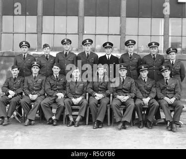 Ufficiali nel futuro Presidente George H. W. Bush per la squadriglia al NAS Norfolk, VA con Bush in piedi, il terzo da destra, Norfolk, VA, 02/1944. Foto Stock