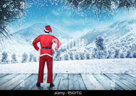 Vista posteriore del giovane uomo che indossa santa claus costume Foto Stock