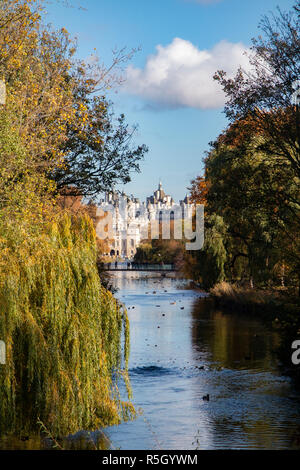 Godendo il sole autunnale a St James Park Foto Stock