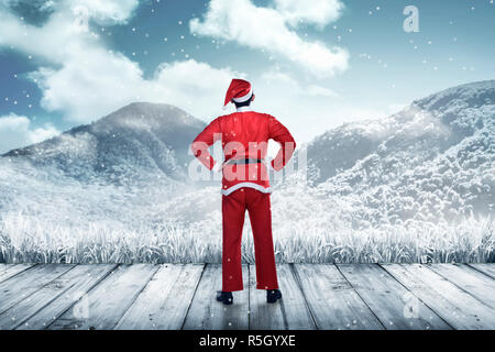 Vista posteriore del giovane uomo che indossa santa claus costume Foto Stock