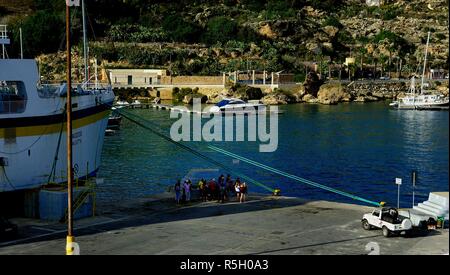 Mgarr harbour, Gozo - 8 ottobre 2018:i turisti nel porto di Mgarr Foto Stock