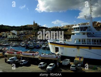 Mgarr harbour, Gozo - 8 ottobre 2018:Gaudos traghetto nel porto di Mgarr Foto Stock