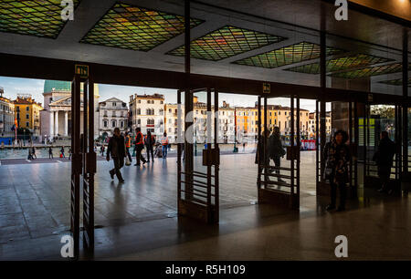 Vista dell'ingresso alla stazione ferroviaria di Venezia cercando di fronte al Canal Grande a Venezia, Italia il 27 novembre 2018 Foto Stock