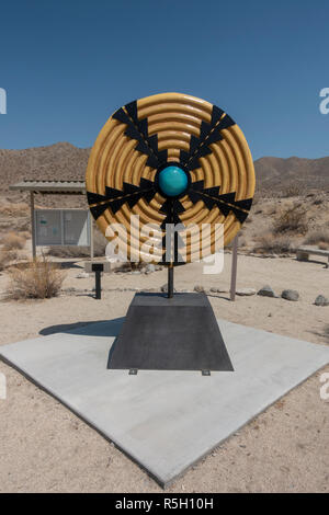 "Tradizione Perenne' da Gerald Clarke Jr., Santa Rosa e San Jacinto Mountains National Monument Visitor Center, Palm Desert, CA, Stati Uniti d'America. Foto Stock