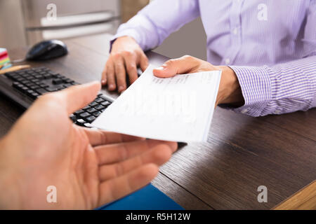 Imprenditore dando il controllo per il suo collega Foto Stock