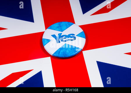 London, Regno Unito - 18 Novembre 2018: un pin distintivo raffigurante la bandiera scozzese e un voto per l indipendenza scozzese Referendum, raffigurato su un REGNO UNITO Foto Stock