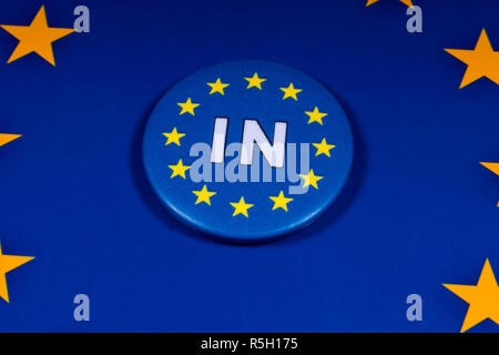 London, Regno Unito - 15 Novembre 218: un UE nel badge, nella foto sopra la bandiera dell'Unione europea. Foto Stock
