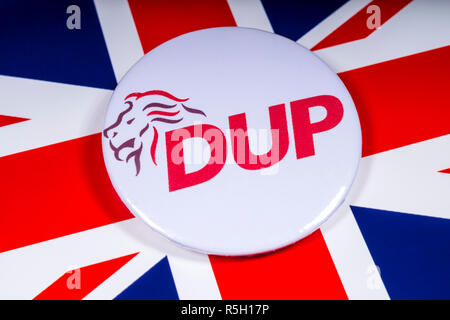 London, Regno Unito - 15 Novembre 2018: un democratico partito unionista pin badge, nella foto sopra la bandiera del Regno Unito. Foto Stock