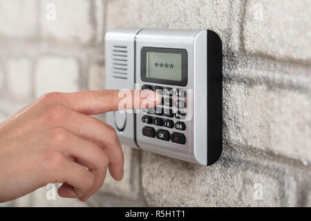 Mano umana entrando in sicurezza Codice di sistema Foto Stock