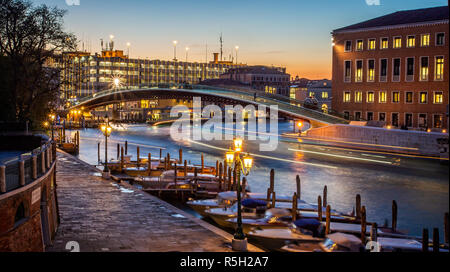 Ponte di vetro sul Canal Grande di notte in Vencie, Iytaly il 28 novembre 2018 Foto Stock