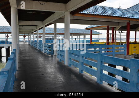 Il molo principale di Kampung Bagan Sungai Lima, un cinese autentico villaggio di pescatori, Malaysia. - Kampung Bagan Sungai Lima si trova sul quinto fiume Foto Stock