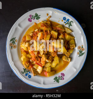Autentico cibo Indonesiano da famiglia street restaurant. Tofu misti di patata e di tempe cotte nel pomodoro e salsa di carote. Deliziosa Foto Stock