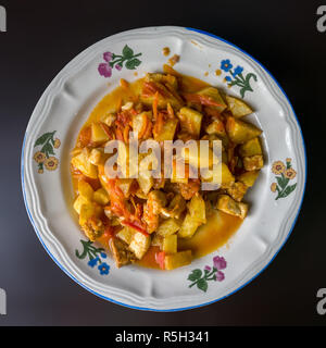 Autentico cibo Indonesiano da famiglia street restaurant. Tofu misti di patata e di tempe cotte nel pomodoro e salsa di carote. Deliziosa Foto Stock