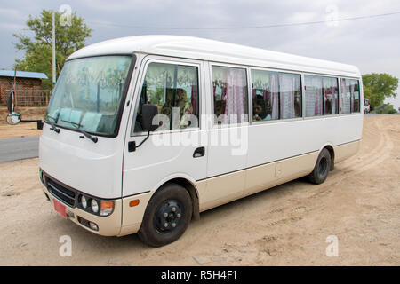 Il piccolo autobus sorge su una sosta lungo la strada a Mandalay, Myanmar. White express bus pronti per la partenza, la Birmania. Foto Stock