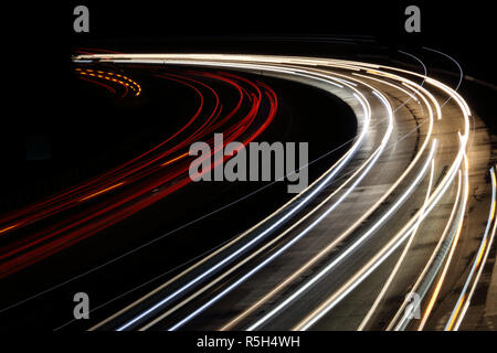 Sentieri di luce sull'autostrada giallo, blu, bianco Foto Stock