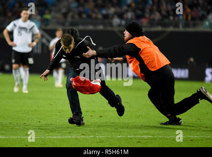 Leipzig, Germania - 15 novembre 2018. Una ventola di Russia inseguito da un sommelier dopo aver eseguito sul passo durante amichevole internazionale vs Germania in Russia Foto Stock