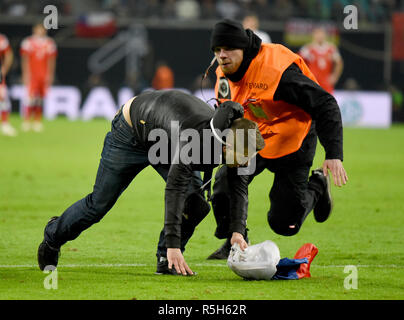 Leipzig, Germania - 15 novembre 2018. Una Russia ventola è inseguito da un sommelier dopo aver eseguito sul passo durante amichevole internazionale vs Germania Russia Foto Stock