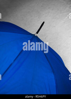 CLOSE-UP DI COLORE BLU ombrello Foto Stock