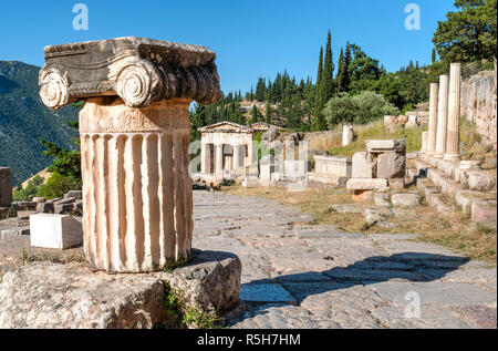 Il Greco antico colonne visualizzate dalla parte superiore in Delphi sito archeologico in Grecia Foto Stock