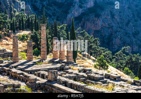 Il Greco antico colonne visualizzate dalla parte superiore in Delphi sito archeologico in Grecia Foto Stock